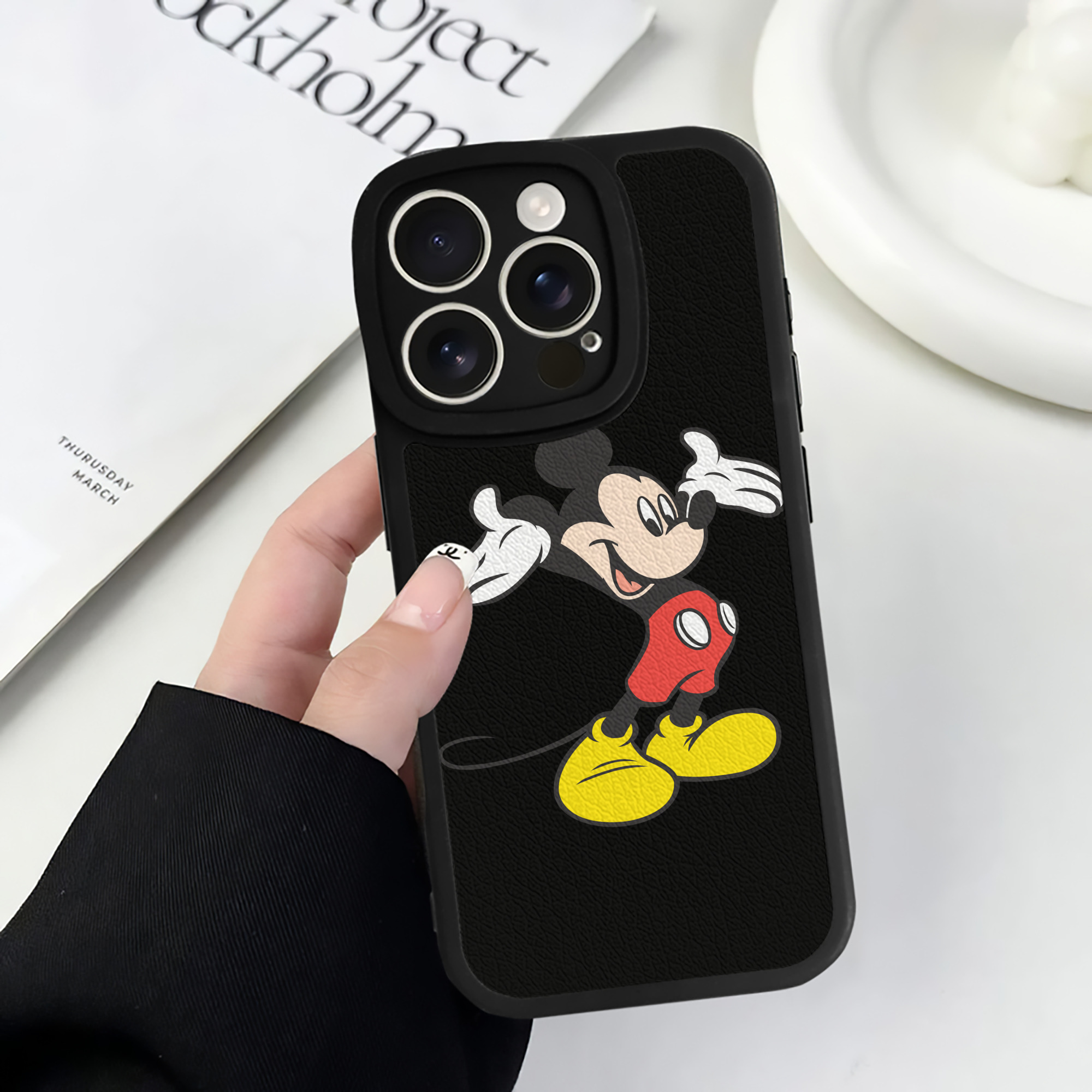 （画像用） ミッキーマウス Mickey Mouse 【iPhone 16シリーズ対応】シリコンスマホケース（レザー調） 材質：シリコン